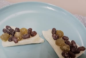 お餅の上に甘納豆を乗せた手作り水無月の写真