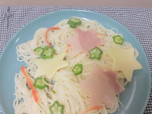 そうめんの上に星型のハムやチーズ、オクラがトッピングされている写真