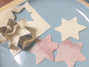 星の型抜きでハムやチーズを星型にしている写真