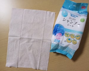 シャンプーシートのパッケージと広げたシートの写真