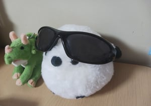 シマエナガのぬいぐるみにかけたサングラスの写真