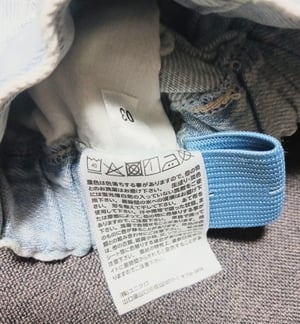 洋服タグに寄って撮影した写真