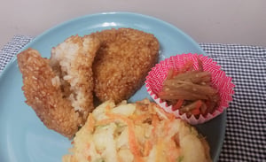 焼きおにぎり、きんぴらごぼう、かき揚げの写真
