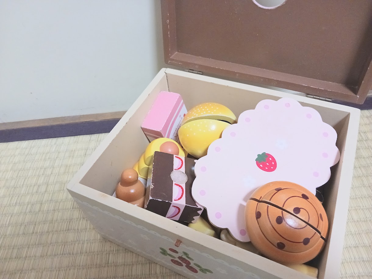 おもちゃが入ったおもちゃ箱の写真