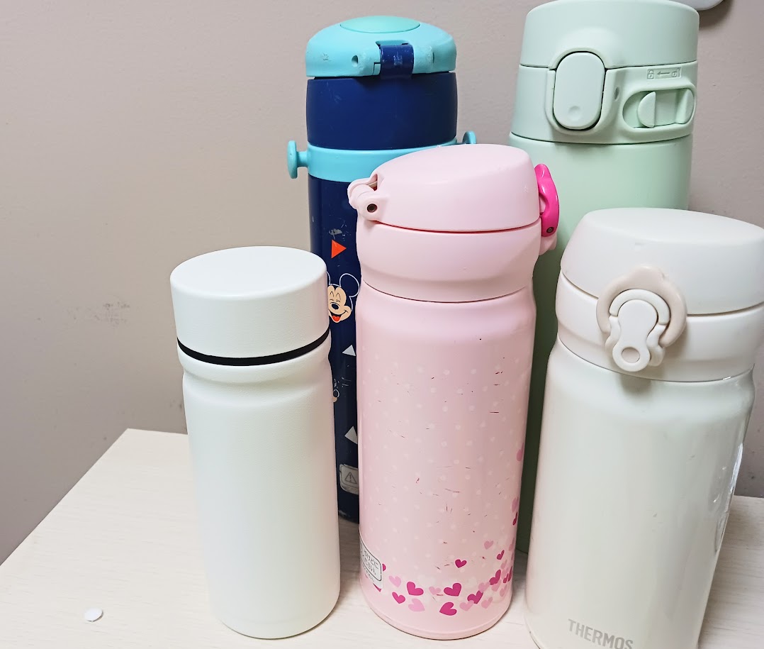 5本並んだ水筒の写真