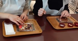 白い恋人パークでのチョコレート作り体験の写真