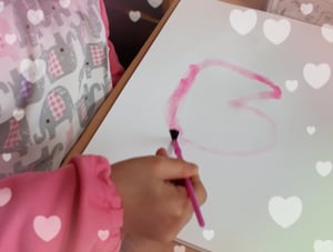 お絵描きしている写真