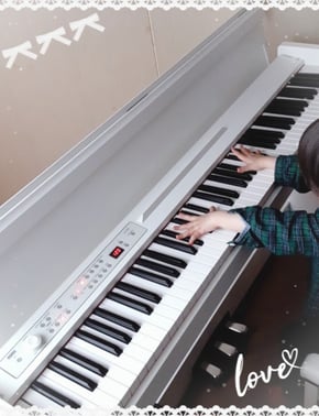 ピアノを演奏している写真