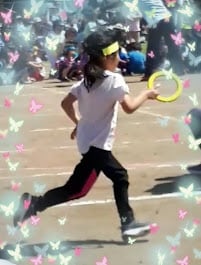 子どもが走っている様子の写真