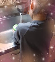お手伝いする子どもの写真