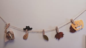 落ち葉で作った飾りの写真