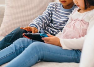 子どもがゲームをしている写真