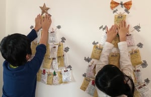 手作りアドベントカレンダーを作っている様子の写真