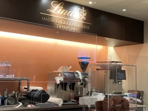 札幌駅アピアにあるリンツ ショコラ ブティック＆カフェの店内写真