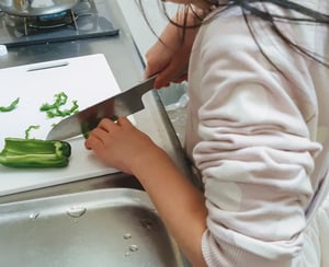 子どもが自分で料理する写真