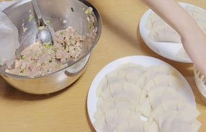 家族で餃子作り