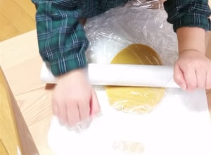子どもとクッキーを作る写真