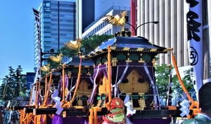 札幌まつりの神輿渡御の写真