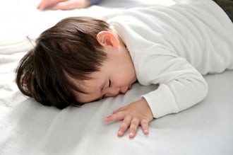 昼寝をしている子供