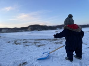 子どもの雪遊びのイメージ写真