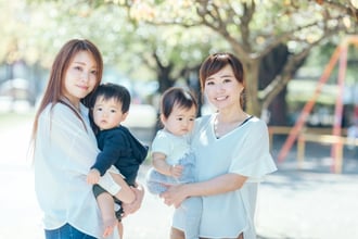 公園にいるお母さんと子供