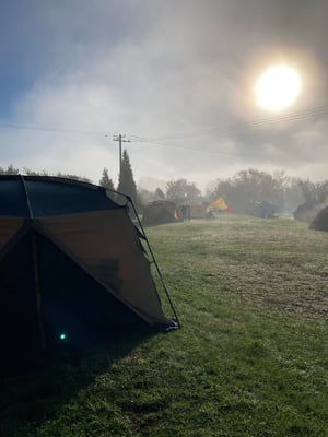 早朝のキャンプ場の写真