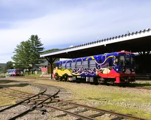 銀河鉄道999をラッピングした観光列車の写真