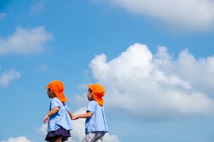 青空と園児24891927_s