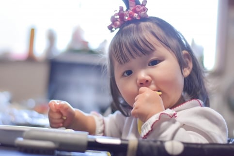 子どもの食事の様子フリー写真