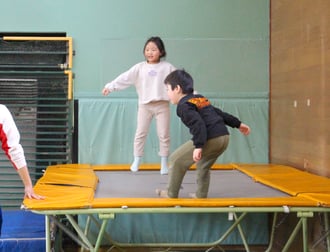 18.トランポリン