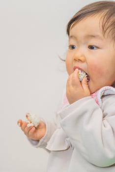 手掴みで食べる赤ちゃんの写真