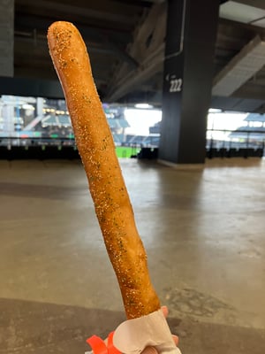 エスコンフィールドHOKKAIDO内の町村農場の揚げパンの写真