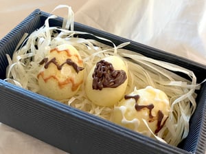 イースターをイメージした卵型ケーキの写真
