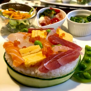 ひなまつりの定番メニュー寿司ケーキ