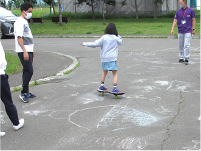 子供が遊んでいる写真