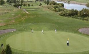 リバーサイド公園は河川敷公園のゴルフ場の写真